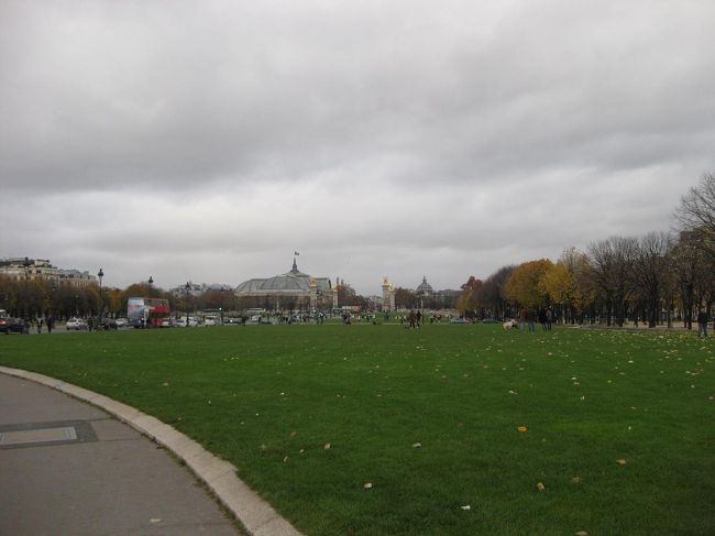 アレクサンドル3世橋とグランパレが見えています。<br />アンヴァリッドの前は広い野原のようになっていて、子供から大人までたくさんサッカーで遊んでいました。<br />これが日本だとキャッチボールになるんでしょうか。<br />でも柵もなにもないところで、思いっきり蹴ったり投げたり…車通りが決して少なくはない（むしろ多い）のですが、お構いなし。<br />ボールが飛んでいくたびに見ているこっちがひやひやしました。