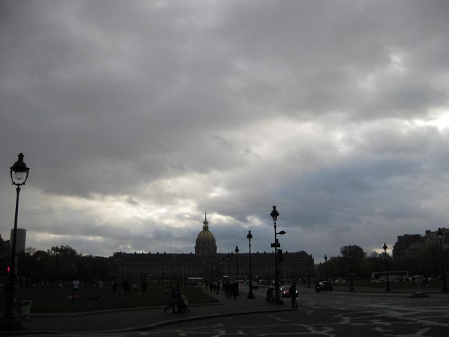 振り返ってアンヴァリッド。<br />このあたりから、雨が降り出しました。