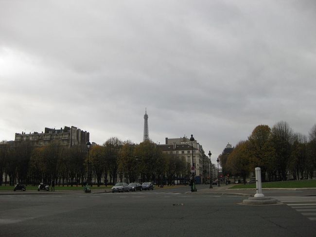 横を見れば、エッフェル塔が見えます。