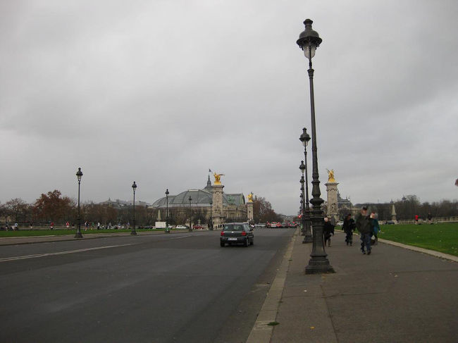 大降りではないので、そのまま傘はささずに歩きます。<br />というより、さしているひとがほとんどいないです。