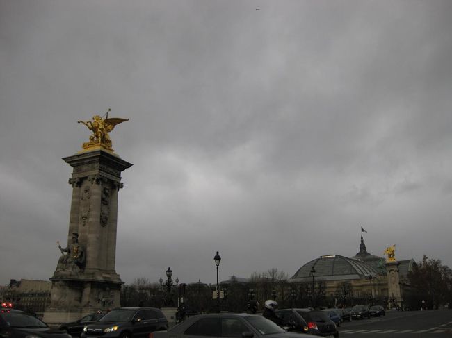 雨を気にせず、見学します。