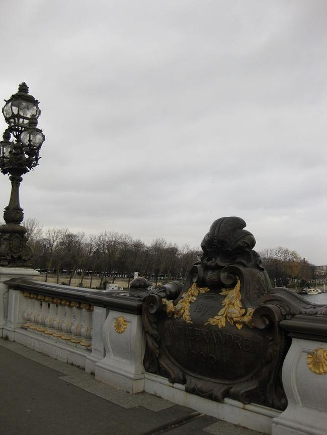 さすが、もっとも美しい橋といわれるだけあって、装飾が細かいです。