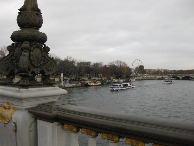 セーヌ川と船。