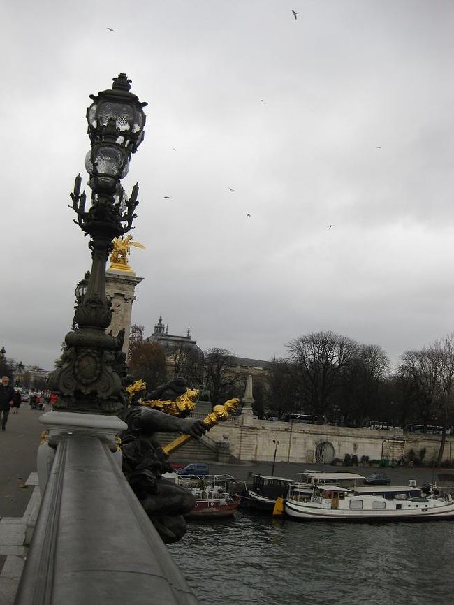 外側にも彫刻が。