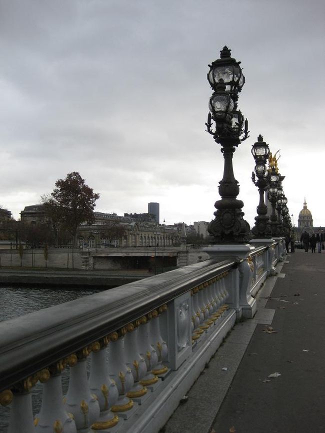 奥にアンヴァリッド。