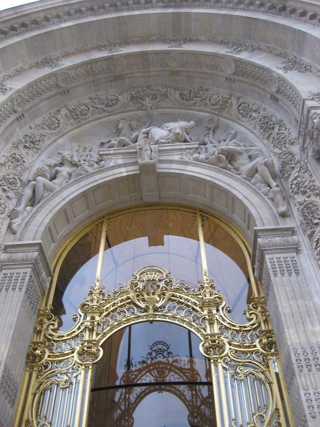 常設展は無料だということで入りました。<br />中庭にはステキなカフェもあるときいていたので、ここで昼食をとるつもりでした。<br />が、雨のせいか混雑していて、入館待ちの列もできていました。<br />入るためにはセキュリティチェックを受けなければなりません。<br />カバンの中身を開いてみせると同時に、空港にあるような金属探知ゲートをくぐります。<br />ほとんどの人がゲートをくぐるとブザーがなるのですが、特に厳しくは調べていないようでした。<br />私たちは問題なく通過。