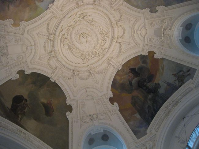 入ってすぐの天井です。<br />通過したのはいいものの…さてどっちにいけば？<br />窓からカフェらしきものは見えているのですが、行き方がわかりません。<br />常設展だろうなと思わしき方向はわかるのですが、その前でもチケットチェックをしています。<br />あれ？無料じゃなかったのか？<br />係りの人に聞いてみたら、無料でもチケットをもらわないといけないとこのこと。<br />じゃあチケットをもらおうかと思ったら、列ができている受付が2つ。<br />…どっち？<br />それよりも、カフェって展示室経由じゃないと行けないの？<br />完全に下調べ不足でした…。<br /><br />私：おなかすいてる？<br />同行者：いや別に。<br />2人：……。じゃあいっか、次行こう。<br /><br />諦めるのが早い2人でした。<br />こうして昼食をとることもなく、ホールの天井を見上げただけで、5分ほどかかって入館したプティパレをあっさりとあとにしたのでした。