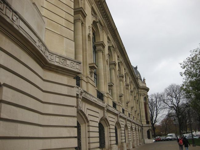 出たときにはもう雨はだいぶ弱まっていました。<br />このまま、コンコルド広場を目指して歩きます。