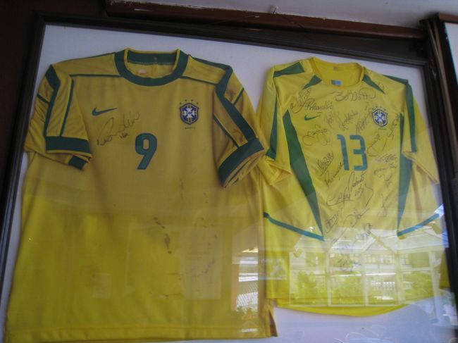 途中で寄ったレストランにセレソンのサイン！<br />すごいなぁー！