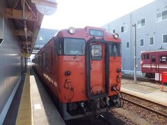 高岡から内陸に向かって走る城端線という線に乗って、終点の城端駅を目指します。車内は学生で一杯でした。途中の砺波でほとんど降りたのですが、偶然にも高岡に戻る列車で一緒になりました。