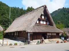 次にこの五箇山の上梨地区では代表的な合掌造りの建物、村上家、の建物です。
村山家は約400年前の石山合戦という戦いの時に建てられたそうで代表的な合掌造りの建築様式を残す国指定重要文化財に指定されている建物です。