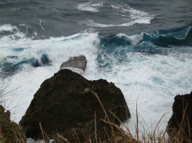 波がバシャンバッシャンなってるけど、風の音がヒューヒューで聞こえないくらい。。<br /><br />像の形の岩だけ見て引き返す人がほとんど・・・<br />雨まで落ちてきた・・・