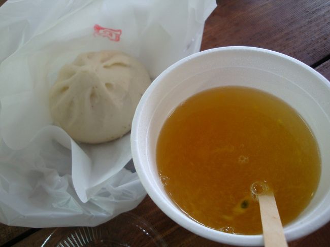この日は、「おんなの駅　食楽祭」が開催されていて、テナントでは特典として<br /><br />割引価格で販売があっていて、安く買えた<br /><br /><br />１２時からは、なかゆくい汁（豚汁）が無料配布されるらしかったけど、時間までは、ここには居れず・・・<br /><br />覗きに行ったら、大きな鍋で作ってあったー<br />食べたかったなー<br /><br /><br />割引価格で、購入したのは<br /><br />パッションフルーツ入りショウガ湯<br />もずくアグー豚まん