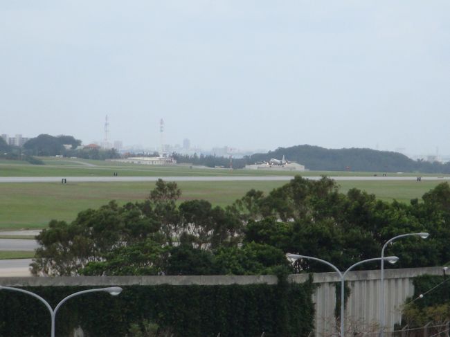 展望デッキより<br /><br /><br />飛行機マニアの方なのか、望遠レンズの着いたカメラをずっと、基地の方に向けてる方たちが居ました