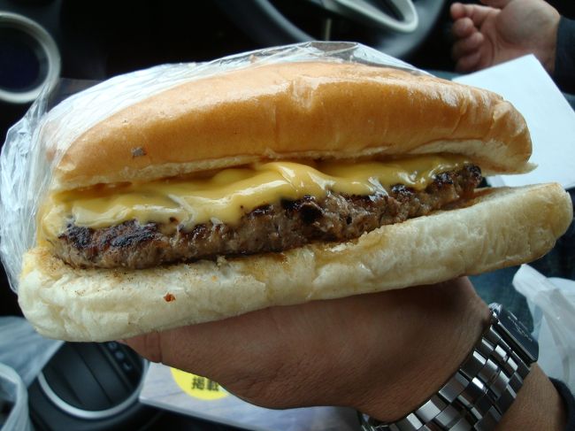 ズッシリな重量感<br /><br />旦那様の手より大きいし。。。<br /><br /><br />パティの厚み凄い＾＾<br /><br />中に、トマト、オニオンが挟まれていて、チーズもトロ〜リ