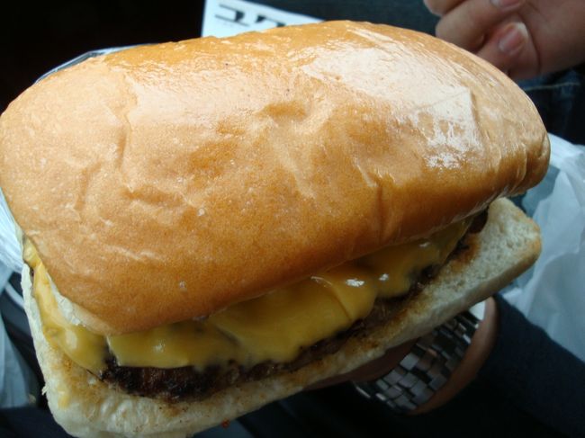 半分に切ってもらうの忘れたけど、２人でパクついて食べましたー<br /><br /><br />意外と、パクパクいけたみたいで<br />「１個づつでも食べれたねー」だって。。。<br /><br />ほら、だっから言わんこっちゃぁーない（−−）<br /><br /><br /><br />気分を取り直して、あとは、ホテルへ向かいましょう　=３=３