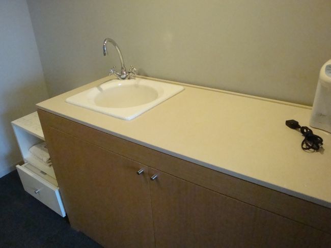 ツインルームが全く空いてなかったので、１ベッドの部屋を予約したんだけど、２日間広い部屋に居たので狭い。。。<br /><br /><br />