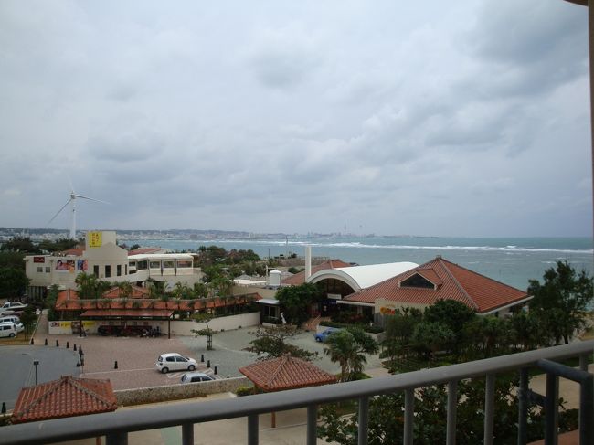 部屋からの眺めは。。。<br /><br />いまいち。。<br /><br />洗濯乾燥まで終わり、片付けて、旦那様がどうしても行きたがったアメリカンビレッジへ。。<br /><br />人が多く、修学旅行生の姿を多く見かけた<br /><br />丁度、ライブもあっていて、楽しかった<br /><br />でも、旦那様が思い描いていた場所ではなかったみたいで、不機嫌に・・・<br /><br />とりあえず、イオンに行って買い出ししてホテルへ戻る