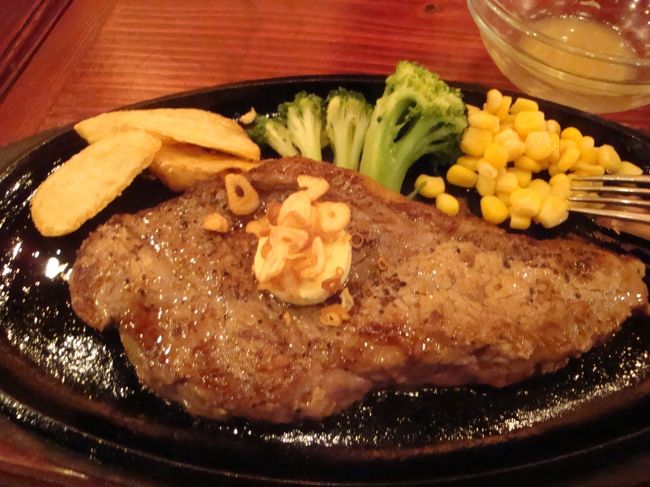 ワンパウンドジャンボステーキ（450ｇ）が有名だけど<br /><br />旦那様は、レギュラーパウンドステーキを！<br />これでも300ｇ<br /><br />ご飯とサラダ、スープ付き