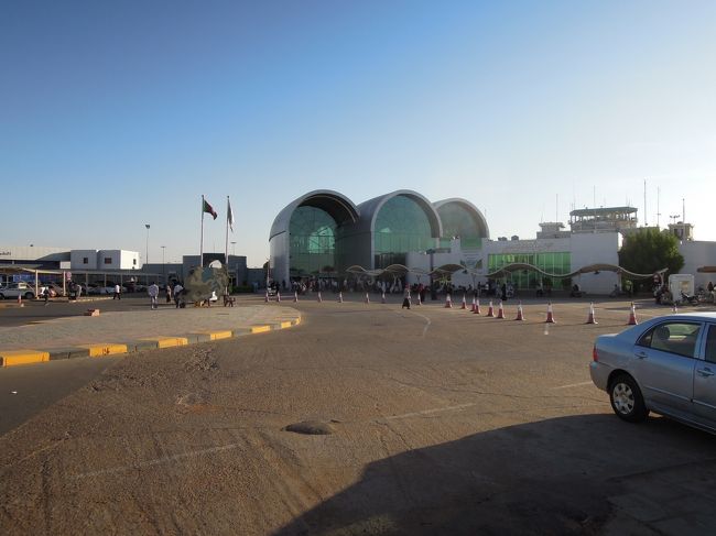 空港でRegistration(外国人登録)実施。50$支払い。ビザで1万円払ったのに。とに角、国内移動するごとに観光警察に出向き登録をする必要あり大変。http://ameblo.jp/travellingmonkey/theme-10035179017.html(旅猿さん情報ありがとさん)<br />写真は国・軍関係の建物は絶対撮ってはダメ。街中で安心して撮るには“写真撮影許可証”が必要。