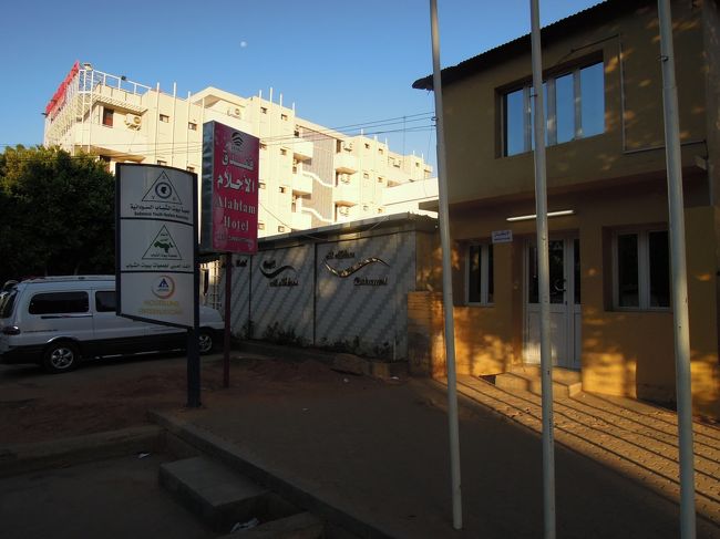 Hostelling　International(ユースホテル)は情報を得るには最適。日本大使館も近い。