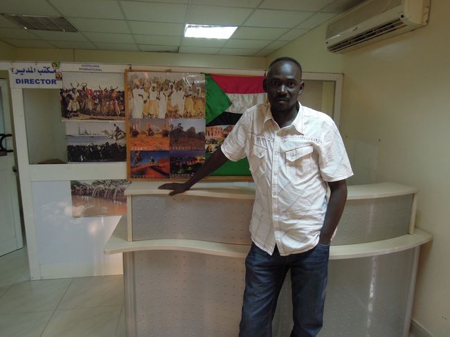 フロントのアブドゥラは友人のタクシーをすぐ手配してくれたり、観光地の移動方法も親切に教えてくれる。ハルツームの大学を出て、同窓の奥さんと結婚したばかり。英語が堪能。