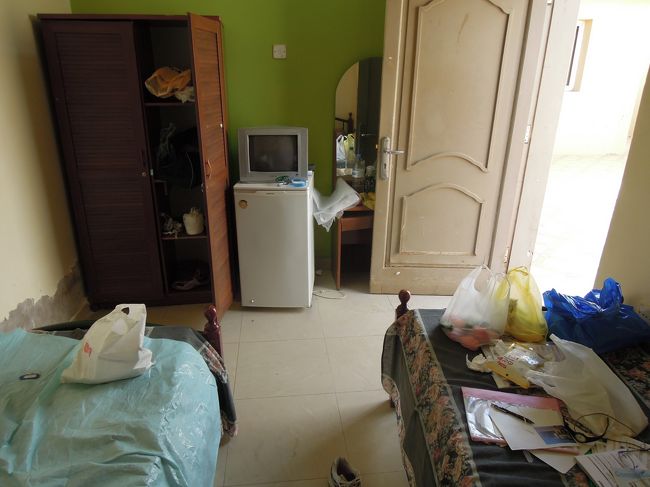 部屋はシンプル。クーラーや冷蔵庫配備。1泊35ポンドと格安。洗濯用の大きなタライがあるし、天気が良いので乾したらすぐ乾く。