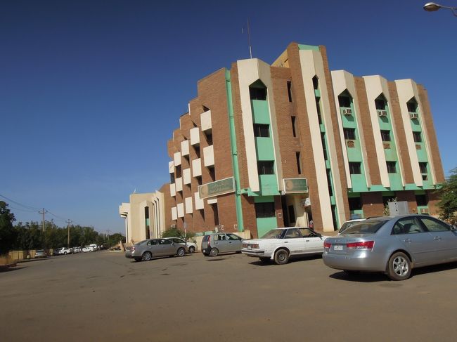 鉄道駅でハルツーム〜ワディハルファのバスチケット(85ポンド)とワディハルファ→アスワンのフェリーチケット(1等で153ポンド)が購入できる。