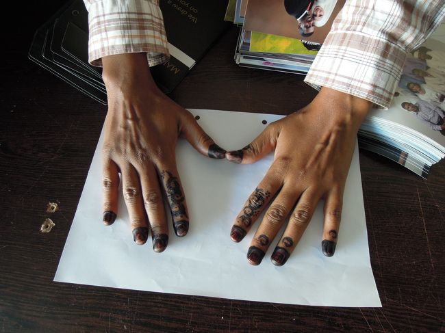 手にヘナしていた。さすが写真に撮る時は白い紙を敷いてくれた。