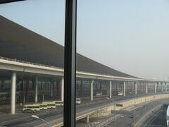 ここからは復路のANA160便のレポートに移ります。
東直門駅から地下鉄機場線に乗り、北京首都国際空港第3ターミナルに到着しました。