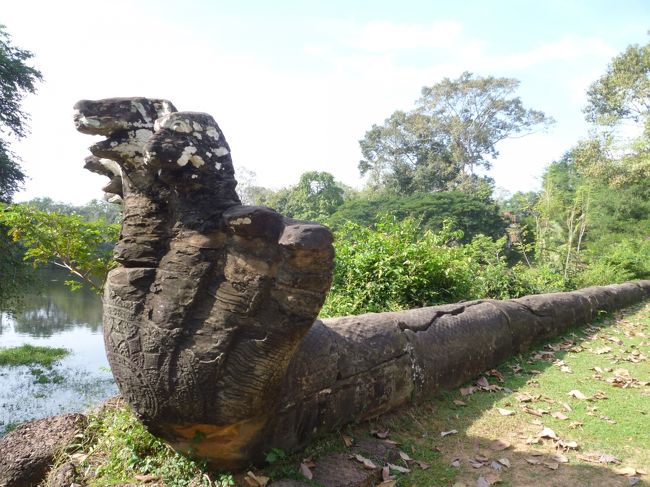 参道のナーガの欄干