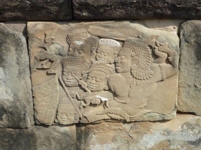 6人の阿修羅のレリーフ<br />きれいに残ってます