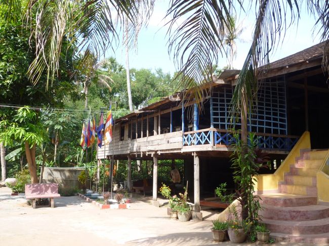 遺跡の裏にある学校