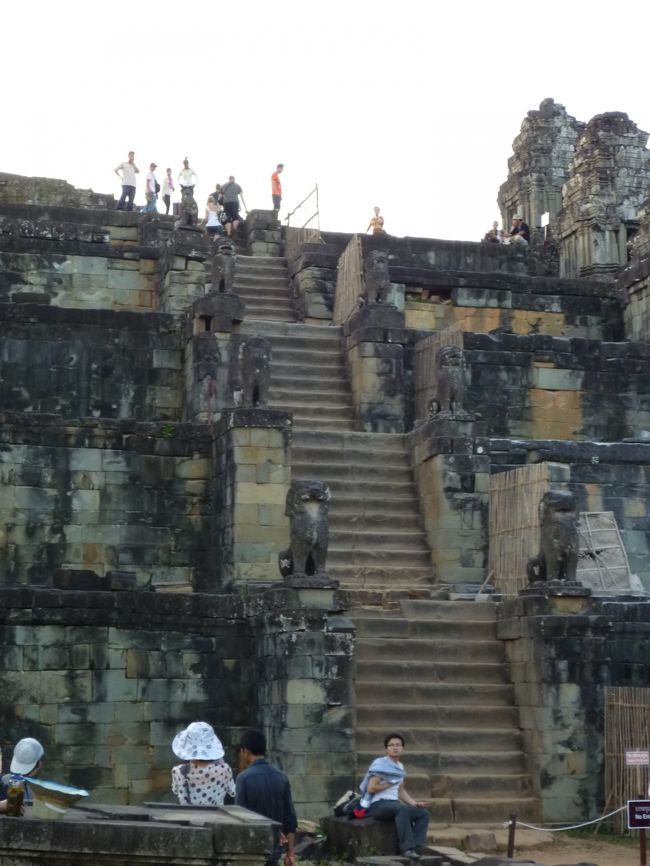 この階段を上ります<br />人数制限があるためゲートが閉まる前に登ることができるかひやひやでした