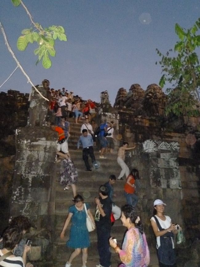 登った階段とは別の階段を下りてきました<br />懐中電灯は必要です