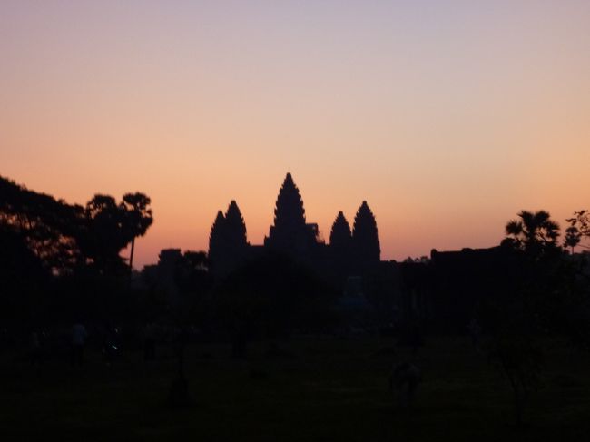 3日目<br />アンコール・ワットの朝日鑑賞から始まります。