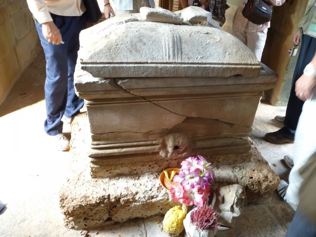 死者の灰を流すのに使われたされる石の箱