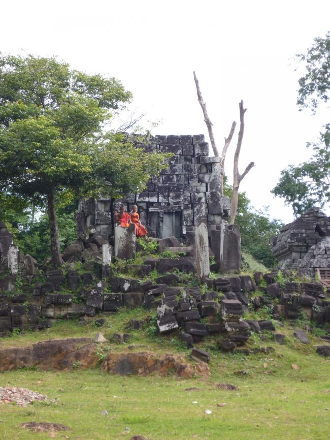 遺跡の横に建つ仏教寺院の小坊主さん