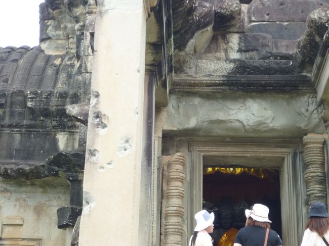 門には、砲弾の跡