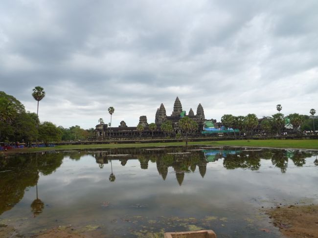 聖池に映るアンコール・ワット