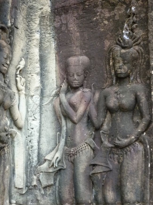 髪を触っているデバター