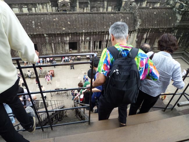 ここを下ります<br />左は、上り階段です