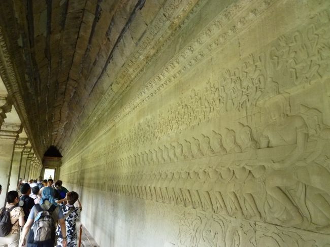 回廊のレリーフ