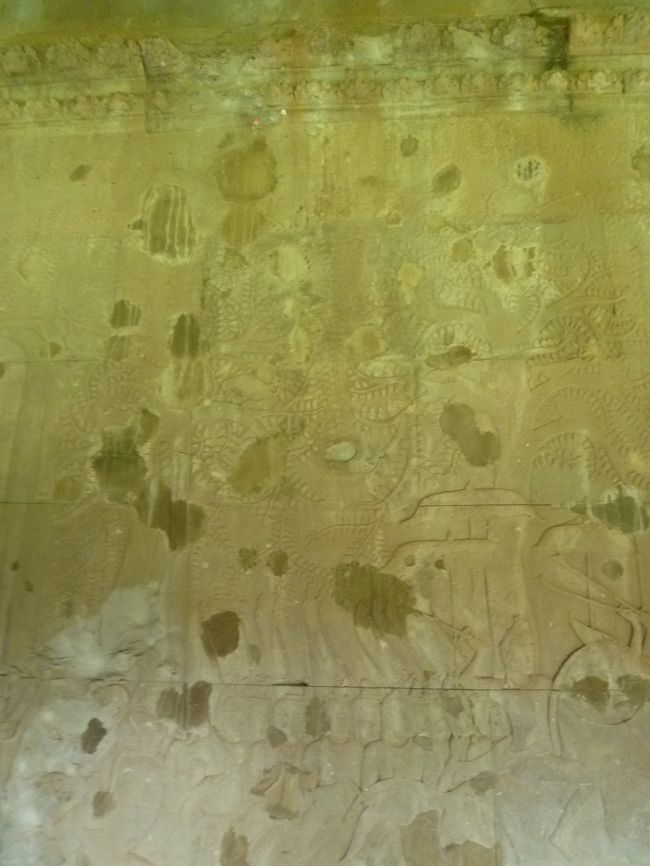 黒い点々は、砲弾の跡だそうです