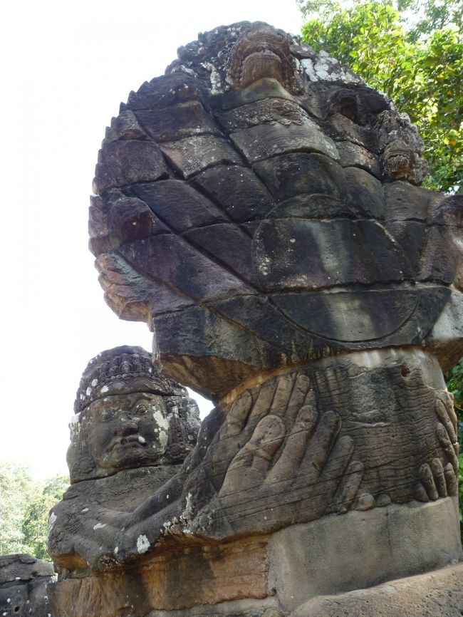 阿修羅がナーガの胴体を引き合ってます