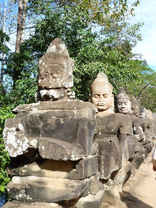 こちらは神様がナーガの胴体を引き合ってます