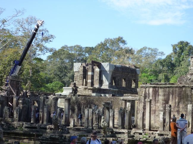 修復中の左の経蔵