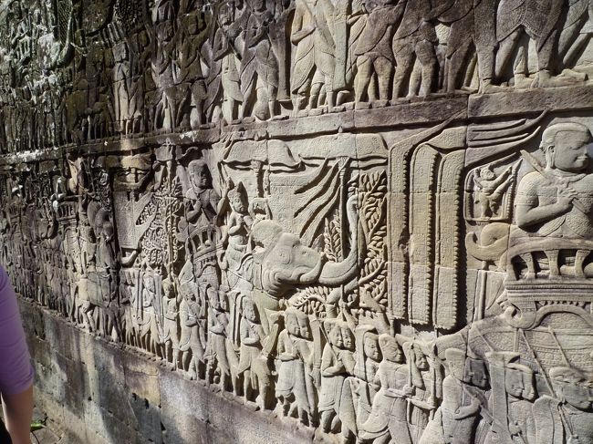 回廊のレリーフ<br />庶民の暮らしなどが彫られています