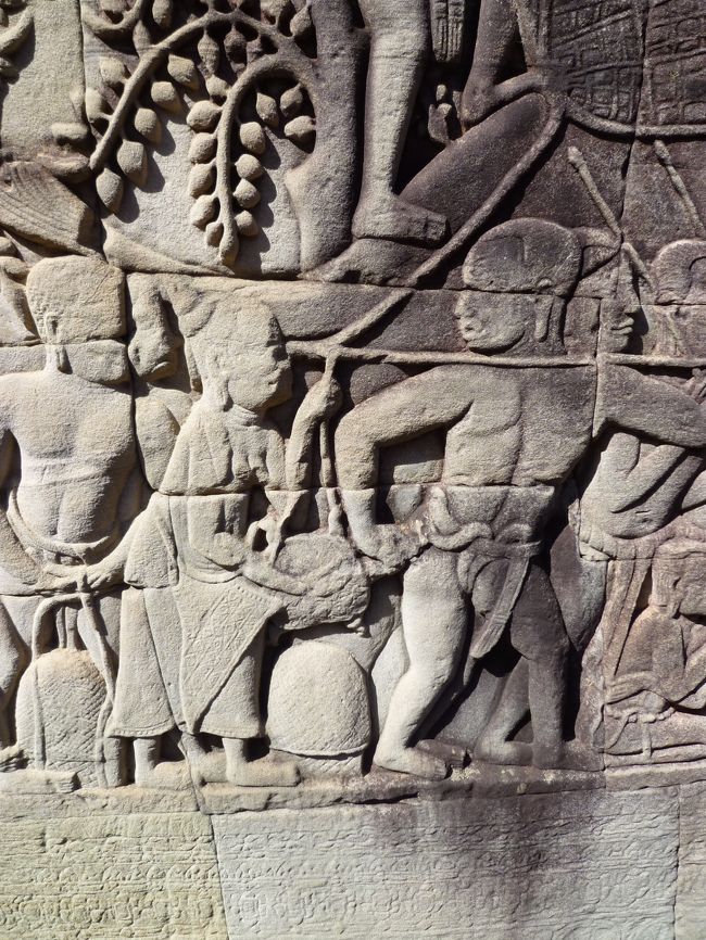 お尻かまれてます