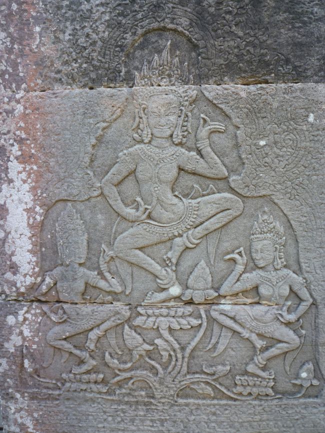 ハスの上で踊るアプサラ